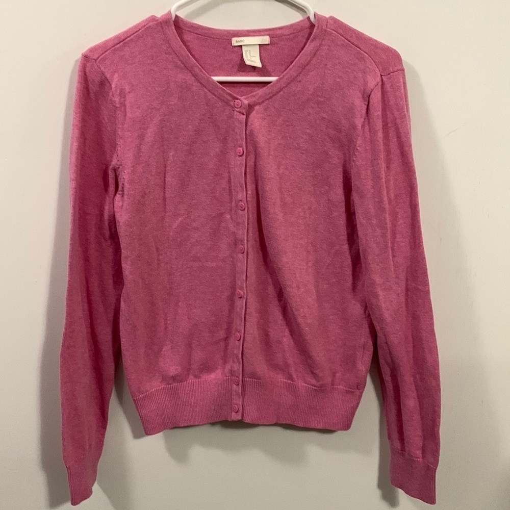 H&M Basic Pink Cardigan, Size Medium, very good condition, extra button